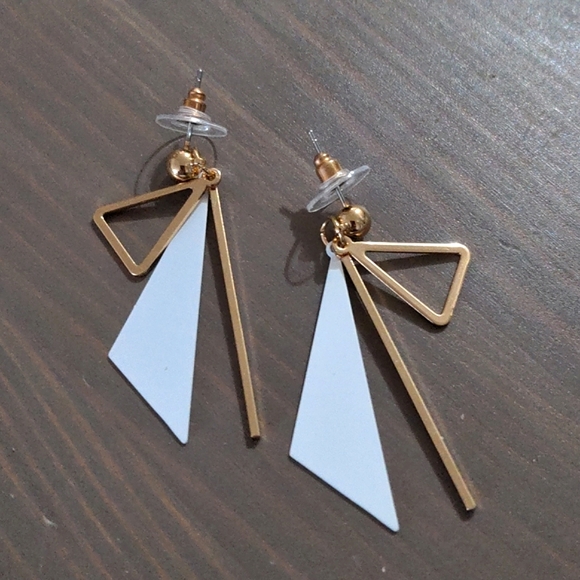 NWT gold white metal minimalist triangle geometric dangle bar stub earrings - Picture 2 of 4
